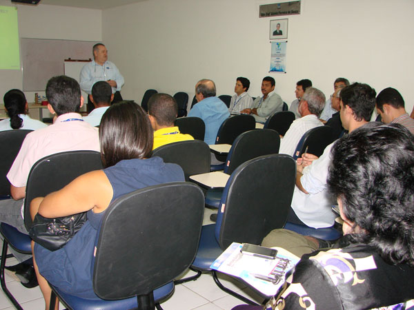 Representante da Ebara mostra nova tecnologia para tratamento de esgoto